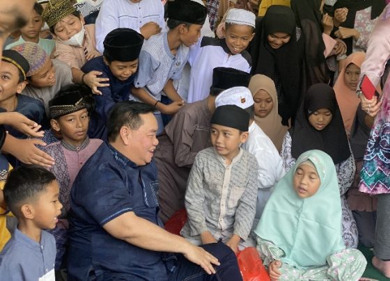 Bupati Kotim Halikinnor saat berbincang dengan para siswa siswi SDN 2 MB Hulu Jumat 14 April 2023
