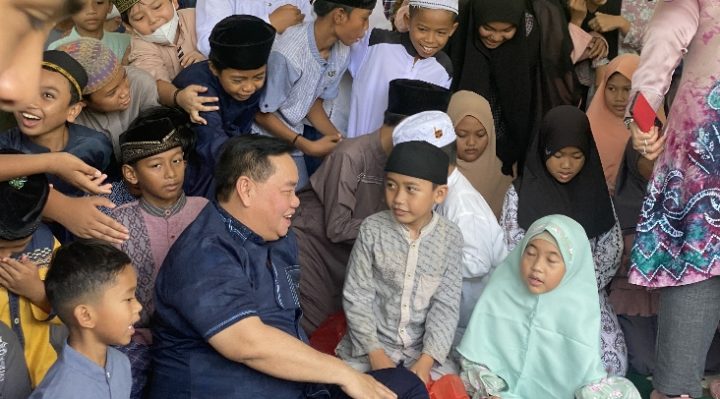 Bupati Kotim Halikinnor saat berbincang dengan para siswa siswi SDN 2 MB Hulu Jumat 14 April 2023