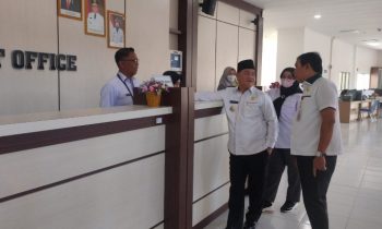 Bupati Kotim Halikinnor saat berdialog dengan salah seorang petugas Mal Pelayanan Publik Kotim, Rabu, 26 April 2023.