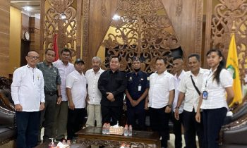 Bupati Kotim Halikinnor saat berfoto bersama dengan pihak Organda Suspel Sampit Selasa 4 April 2023
