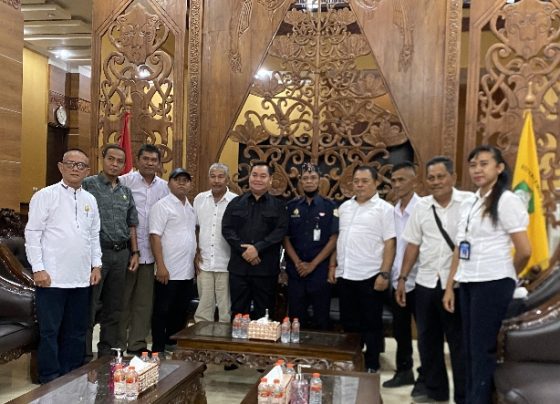 Bupati Kotim Halikinnor saat berfoto bersama dengan pihak Organda Suspel Sampit Selasa 4 April 2023