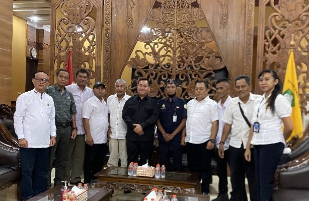 Bupati Kotim Halikinnor saat berfoto bersama dengan pihak Organda Suspel Sampit Selasa 4 April 2023