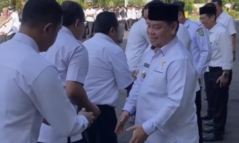 Bupati Kotim Halikinnor saat berjabat tangan dengan para pegawai di lingkungan Pemkab Kotim, Rabu, 26 April 2023.