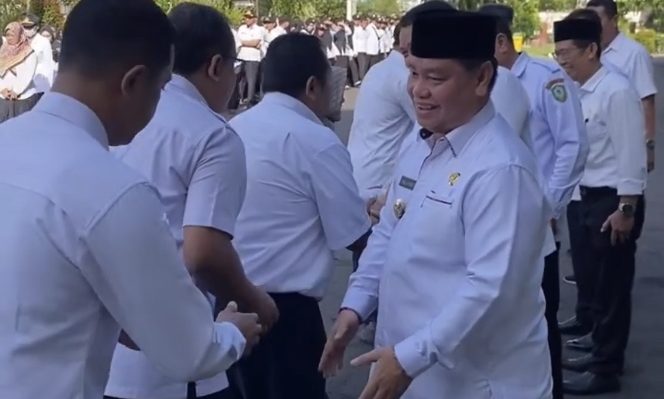 Bupati Kotim Halikinnor saat berjabat tangan dengan para pegawai di lingkungan Pemkab Kotim, Rabu, 26 April 2023.