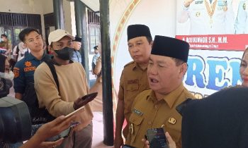 Bupati Kotim Halikinnor saat diwawancarai awak media