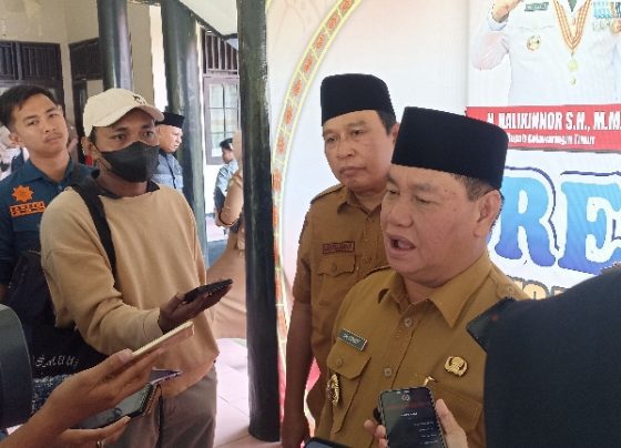 Bupati Kotim Halikinnor saat diwawancarai awak media