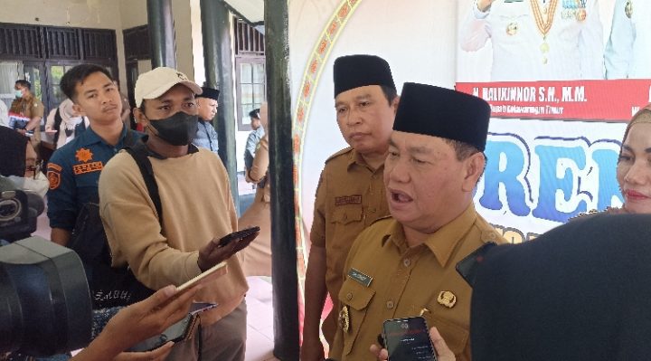 Bupati Kotim Halikinnor saat diwawancarai awak media