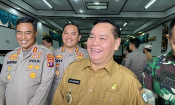 Bupati Kotim Halikinnor saat diwawancarai sejumlah wartawan