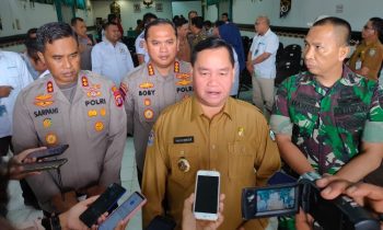 Bupati Kotim Halikinnor saat diwawancarai sejumlah wartawan usai rapat persiapan menghadapi Idulfitri 1444 Hijriah Senin 3 April 2023