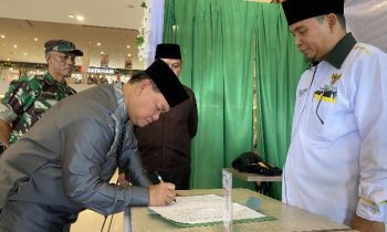 Bupati Kotim Halikinnor saat membayar zakat lewat Baznas Kotim Rabu 19 April 2023