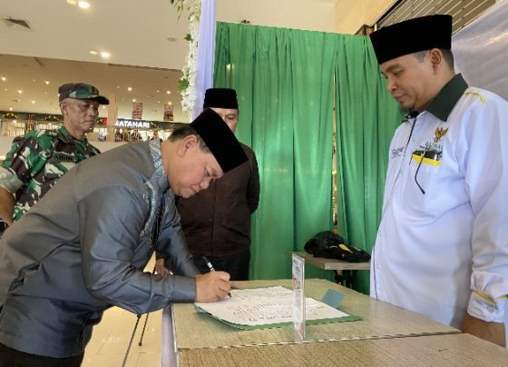 Bupati Kotim Halikinnor saat membayar zakat lewat Baznas Kotim Rabu 19 April 2023