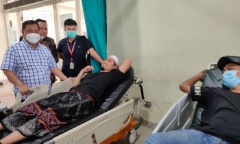 Bupati Kotim Halikinnor saat membesuk korban keracunan di RSUD dr Murjani Sampit