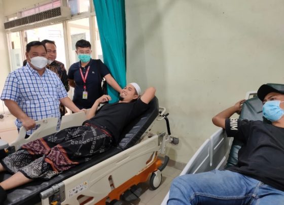 Bupati Kotim Halikinnor saat membesuk korban keracunan di RSUD dr Murjani Sampit