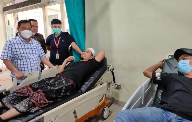Bupati Kotim Halikinnor saat membesuk korban keracunan di RSUD dr Murjani Sampit