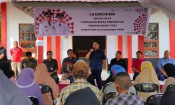Bupati Kotim Halikinnor saat membuka penyaluran beras cadangan pemerintah tahun 2023 oleh Kantor Pos Sampit di Kecamatan Baamang Jumat 14 April 2023