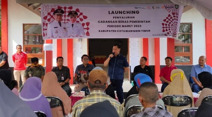 Bupati Kotim Halikinnor saat membuka penyaluran beras cadangan pemerintah tahun 2023 oleh Kantor Pos Sampit di Kecamatan Baamang Jumat 14 April 2023