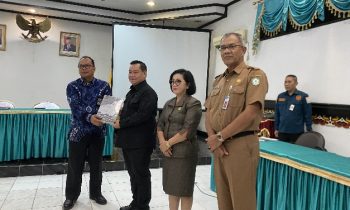 Bupati Kotim Halikinnor saat menerima LPH dari BPK perwakilan Kalteng
