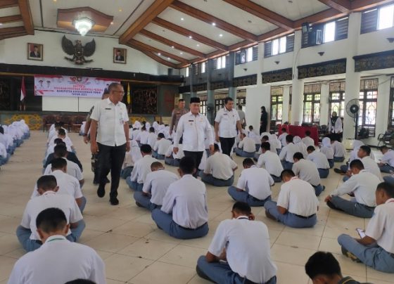 Bupati Kotim Halikinnor saat menyaksikan peserta Paskibra mengikuti seleksi secara online Rabu 5 April 2023