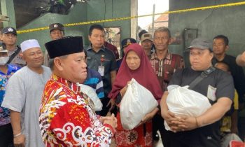 Bupati Kotim Halikinnor saat menyerahkan bantuan kepada korban kebakaran di Jalan Muchran Ali Simpang Tiga Baamang Kamis 6 April 2023