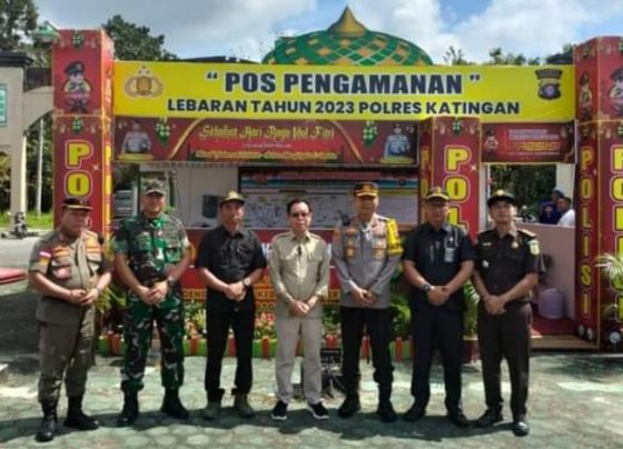 Bupati Sakariyas bersama unsur Forkopimda setempat meninjau pos pengamanan di Jalan Trans Kalimantan Kamis 20 April 2023