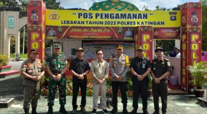 Bupati Sakariyas bersama unsur Forkopimda setempat meninjau pos pengamanan di Jalan Trans Kalimantan Kamis 20 April 2023