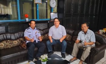 Camat Katingan Kuala Hariadi Utomo kiri pihak UP2K PLN Palangka Raya saat pertemuan di Kantor PLN Palangka Raya Rab 5 April 2023