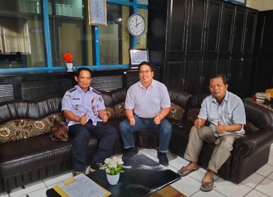 Camat Katingan Kuala Hariadi Utomo kiri pihak UP2K PLN Palangka Raya saat pertemuan di Kantor PLN Palangka Raya Rab 5 April 2023