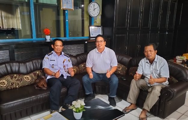 Camat Katingan Kuala Hariadi Utomo kiri pihak UP2K PLN Palangka Raya saat pertemuan di Kantor PLN Palangka Raya Rab 5 April 2023