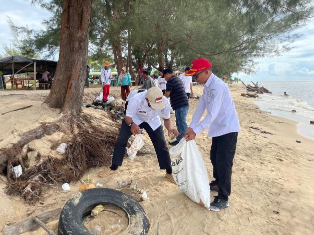 Sampah Berserakan di Pantai Ujung Pandaran Pascalibur Lebaran