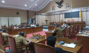 DPRD Kotim dengan aparatur desa se Kotim dan Perwakilan Pemkab Kotim rapat masalah insentif aparatur desa Selasa 4 April 2023