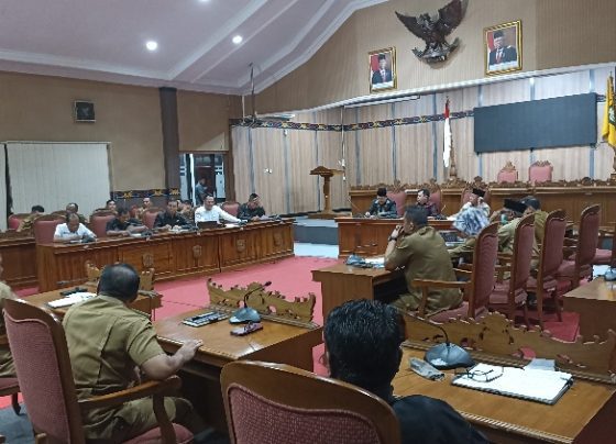 DPRD Kotim dengan aparatur desa se Kotim dan Perwakilan Pemkab Kotim rapat masalah insentif aparatur desa Selasa 4 April 2023