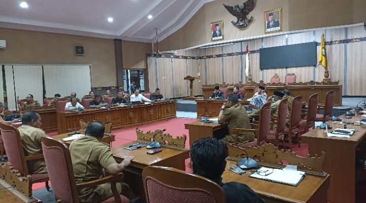 DPRD Kotim dengan aparatur desa se Kotim dan Perwakilan Pemkab Kotim rapat masalah insentif aparatur desa Selasa 4 April 2023