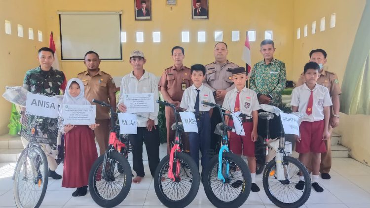 Desa Bapanggang Raya Berikan Bantuan 5 Unit Sepeda kepada Pelajar