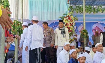 Direktur BUMD Kotim Sidi Iksan Nur (sorban hitam berdiri) saat menghadiri haul Guru Asri, Minggu, 30 April 2023.