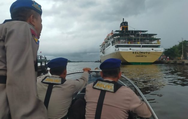 Ditpolairud Polda Kalteng melalui KP XVIII 1004 yang bertugas di DAS Mentaya laksanakan patroli di sekitar Pelabuhan Sampit, Rabu, 26 April 2023
