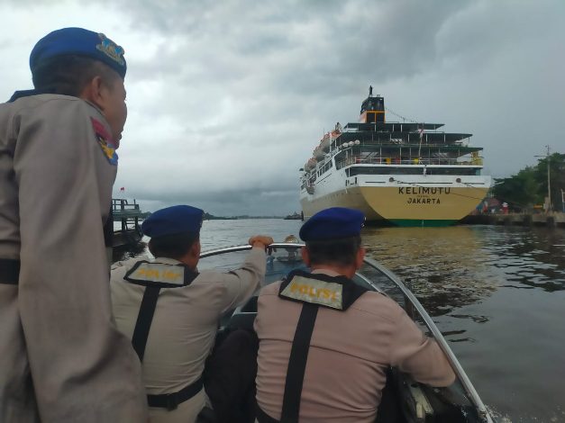 Ditpolairud Polda Kalteng Pantau Arus Balik dari Sungai