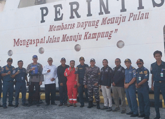 Ditpolairud dan TNI AL Lakukan Pengamanan Pelabuhan Kapal Perintis di Jelai