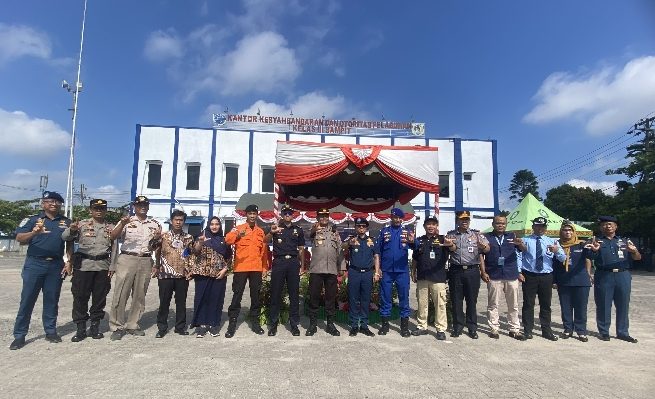 Foto bersama lintas instansi Apel Kesiagaan Pos Koordinasi Kantor Kesyahbandaran dan Otoritas Pelabuhan Sampit Kamia 6 April 2023