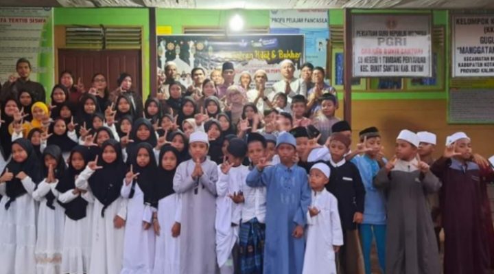 Foto bersama siswa pada kegiatan Agama Pesantren Kilat Ramadan SDN 1 Tumbang Penyahuan April 2023