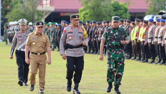 Gubernur Kalteng Sugianto Sabran bersama Kapolda dan Danrem 102 Panju Panjung saat mengecek kesiapan personel saat Operasi Ketupat Telabang 2023