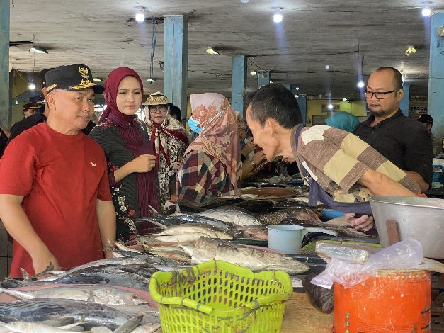Sugianto Sabran Mengecek Ketersedian dan Harga Sembako di Sampit
