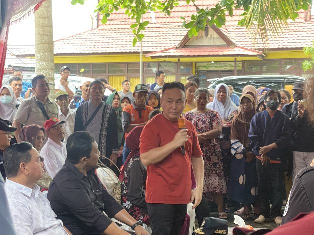 Sugianto Sabran Bagikan Sembako Gratis
