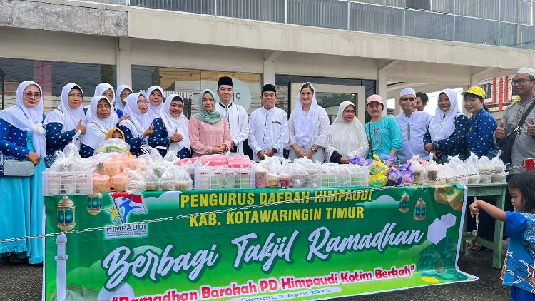 Himpaudi Kotim Bagikan 500 Paket Takjil untuk Pengguna Jalan