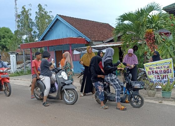 Ibu ibu pengajian se Kecamatan Kota Besi bagikan takjil ke pengendara Jumat 7 April 2023