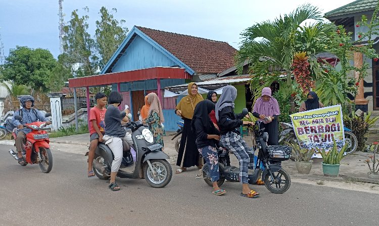 Ibu-Ibu Pengajian se-Kecamatan Kota Besi Bagikan Takjil ke Pengendara
