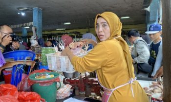 Indra Yani pedagang ayam di Pasar Ikan Mentaya yang mendapat hadiah umrah dari Gubernur Kalteng Sugianto Sabran
