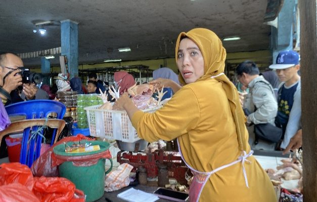 Indra Yani pedagang ayam di Pasar Ikan Mentaya yang mendapat hadiah umrah dari Gubernur Kalteng Sugianto Sabran