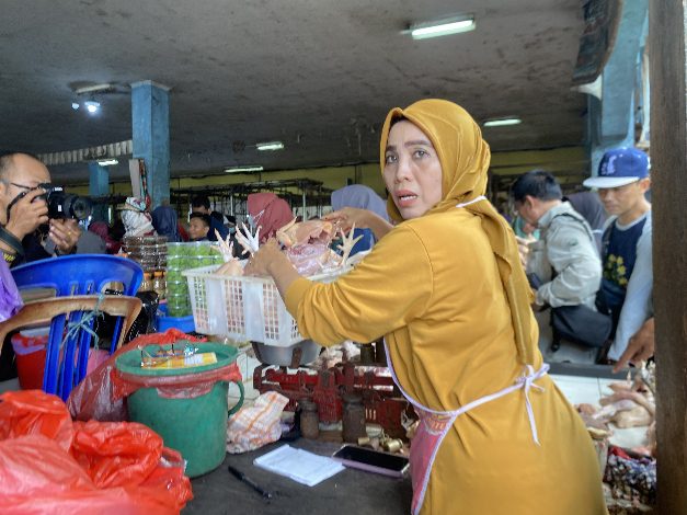 Sugianto Sabran Berangkatkan Umrah Pedagang Ayam dan Dua Warga Sampit Lainnya