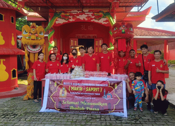 Jemaah Klenteng Harmoni Kehidupan berbagi takjil buka puasa untuk umat muslim di Jalan MT Haryono Sampit