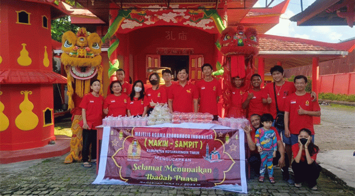 Jemaah Klenteng Harmoni Kehidupan berbagi takjil buka puasa untuk umat muslim di Jalan MT Haryono Sampit